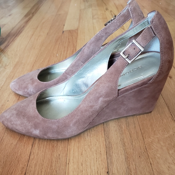 BCBGMaxAzria Tapue Suede Wedge Heels 9 - Picture 3 of 6
